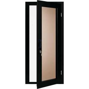 Porta in legno con serratura e lunga sezione...
